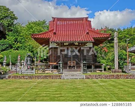 岡山縣津山市的真言宗「真善光寺」:大師堂與天然草地 岡山縣津山市的真言宗「真善光寺」:大師堂與天然草地 128865185