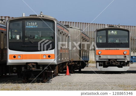 等待出口至雅加達的武藏野線205系列車 128865346