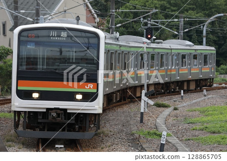 Hachiko Line 209 series 62 train entering Hakonegasaki Station, last run train sign 128865705