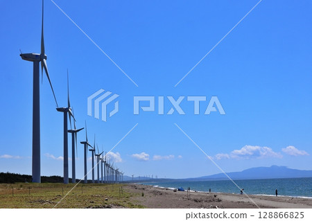 安裝在海岸的風力渦輪機 128866825