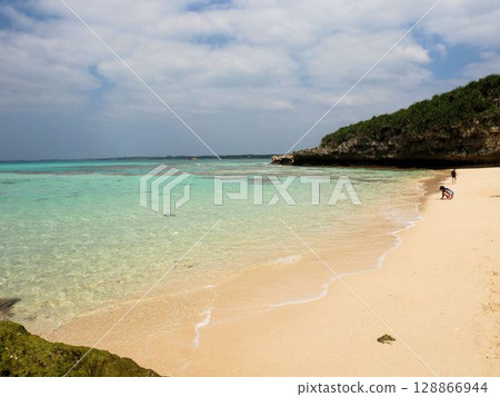 美麗的沙灘（沖繩縣宮古島） 128866944