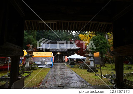 Autumn leaves at Yabu Shrine 128867173