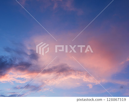 傍晚的天空橙色 傍晚的天空橙色 128867319