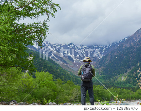遊客們正在欣賞夏季熱門旅遊勝地上高地穗高山脈的風景 128868470