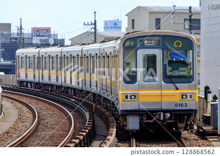 藤丘站附近運行的地鐵東山線5050系列列車 128868562