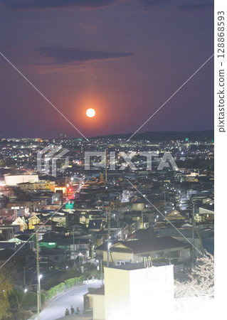 Cherry blossoms and the full moon seen at night from Tatehana Park (Hachinohe City, Aomori Prefecture) Cherry blossoms and the full moon seen at night from Tatehana Park (Hachinohe City, Aomori Prefecture) 128868593