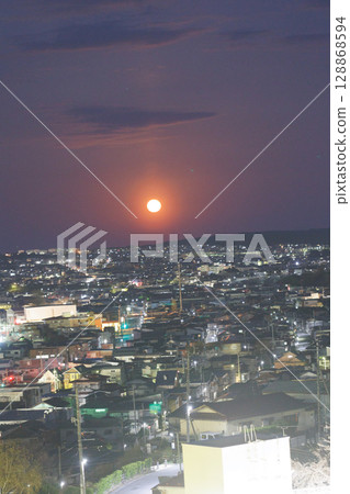 館鼻公園的夜櫻與紅月(青森縣八戶市) 館鼻公園的夜櫻與紅月(青森縣八戶市) 128868594
