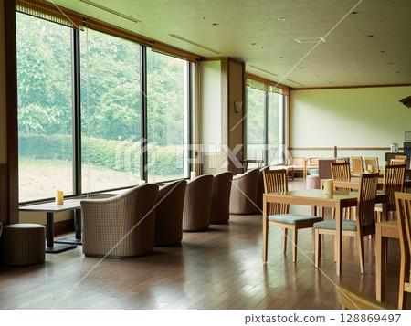 度假酒店大廳的窗玻璃和沙發 128869497