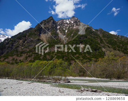 Spring scenery of the Azusa River and Hotaka mountain range in Kamikochi Spring scenery of the Azusa River and Hotaka mountain range in Kamikochi 128869658