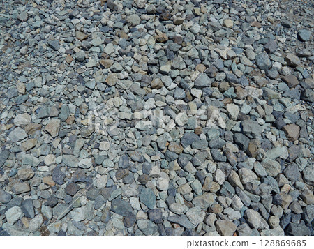 Pebble scenery along the Azusa River in Kamikochi 128869685