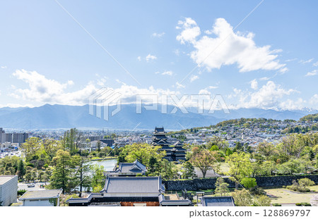 長野縣松本市的松本城及其周圍的城鎮景觀 128869797
