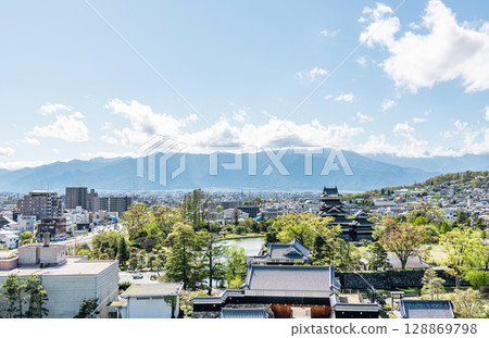 長野縣松本市的松本城及其周圍的城鎮景觀 128869798