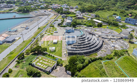 無人機空拍千葉縣鴨川市的海岸和街道景觀 128869949