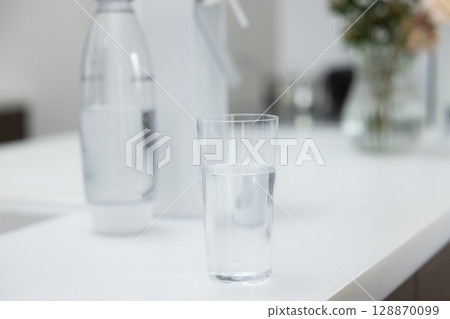 一個女人在廚房喝水 128870099