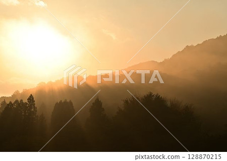 在早晨太陽弄髒的雲彩海 在早晨太陽弄髒的雲彩海 128870215