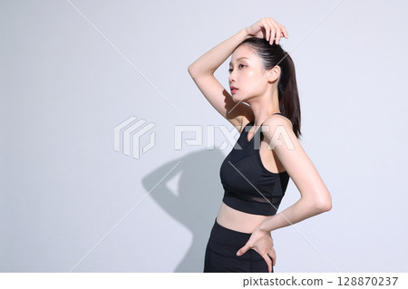 運動裝的女性 128870237