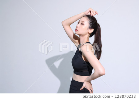 運動裝的女性 運動裝的女性 128870238
