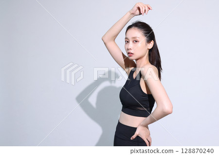 運動裝的女性 128870240