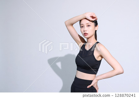 運動裝的女性 128870241