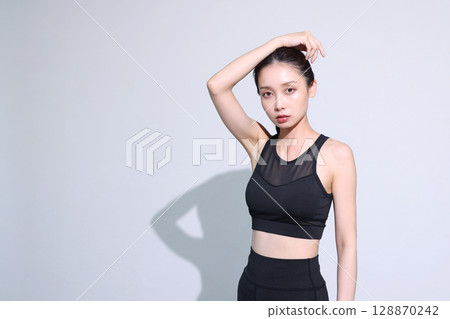運動裝的女性 運動裝的女性 128870242