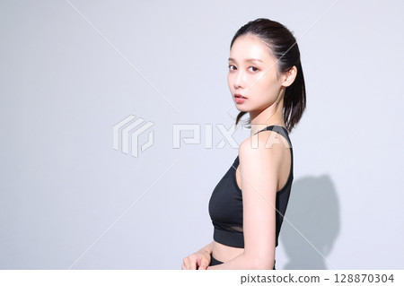 Women of sportswear 128870304