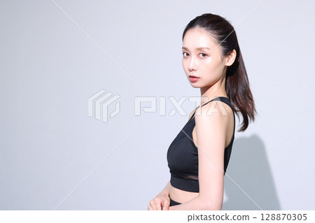 Women of sportswear 128870305