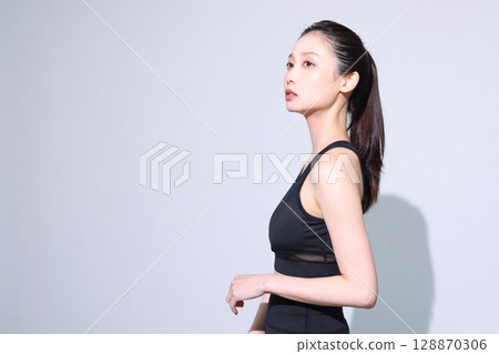 Women of sportswear 128870306