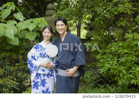 穿浴衣的男人和女人 128870415