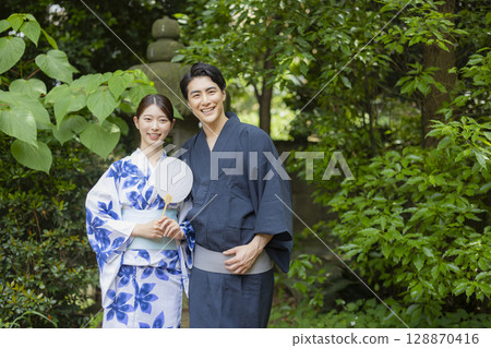 Men and women wearing yukata 128870416