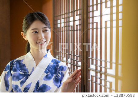 A woman in a yukata in a Japanese-style room 128870598