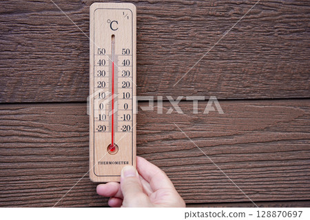 在一個炎熱的天氣裡，房子西牆的室外溫度高達44°C。 128870697