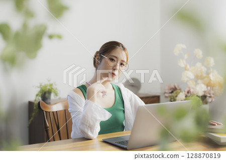 一個女人使用電腦 128870819