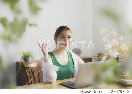 一個女人使用電腦 128870820