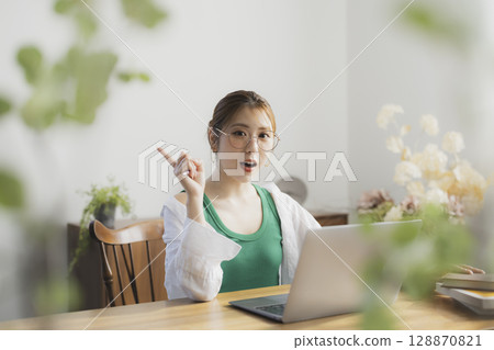 一個女人使用電腦 128870821
