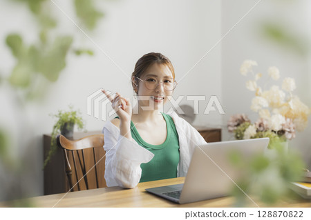 一個女人使用電腦 128870822