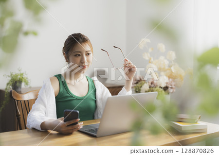 一個女人使用電腦 128870826