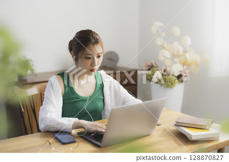 一個女人使用電腦 128870827