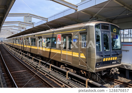停泊在藤丘站的地鐵東山線N1000系列列車 128870857