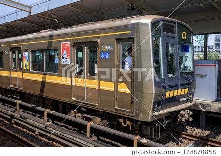 停泊在藤丘站的地鐵東山線N1000系列列車 停泊在藤丘站的地鐵東山線N1000系列列車 128870858