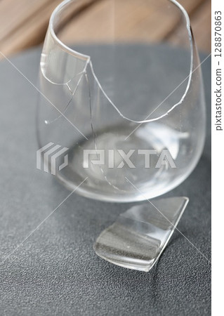 破碎的無柄酒杯 128870863