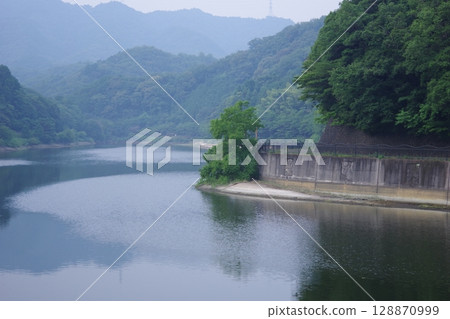 大壩湖中倒映的山 大壩湖中倒映的山 128870999