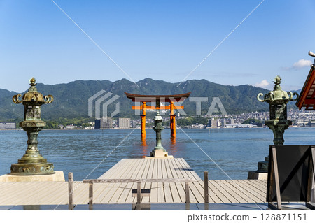 世界遺產：日本三景之一的嚴島神社大鳥居與燈籠，廣島縣二十日市宮島 128871151