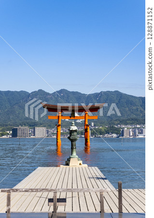 世界遺產:日本三景之一的嚴島神社大鳥居與燈籠,廣島縣二十日市宮島 世界遺產:日本三景之一的嚴島神社大鳥居與燈籠,廣島縣二十日市宮島 128871152
