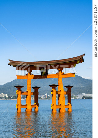 World Heritage Site and one of Japan's Three Most Scenic Views, Itsukushima Shrine's Great Torii Gate, Miyajima, Hatsukaichi City, Hiroshima Prefecture 128871157