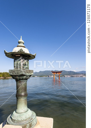 世界遺產：日本三景之一的嚴島神社大鳥居與燈籠，廣島縣二十日市宮島 128871178