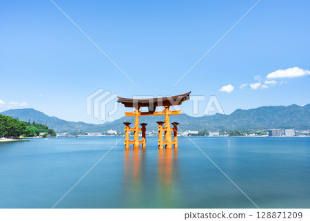 World Heritage Site and one of Japan's Three Most Scenic Views, Itsukushima Shrine's Great Torii Gate, Miyajima, Hatsukaichi City, Hiroshima Prefecture 128871209