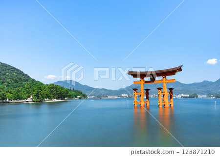 World Heritage Site and one of Japan's Three Most Scenic Views, Itsukushima Shrine's Great Torii Gate, Miyajima, Hatsukaichi City, Hiroshima Prefecture World Heritage Site and one of Japan's Three Most Scenic Views, Itsukushima Shrine's Great Torii Gate, Miyajima, Hatsukaichi City, Hiroshima Prefecture 128871210