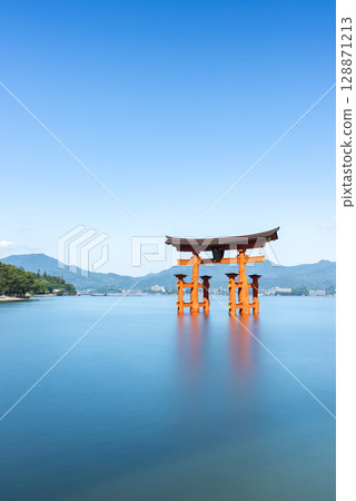 World Heritage Site and one of Japan's Three Most Scenic Views, Itsukushima Shrine's Great Torii Gate, Miyajima, Hatsukaichi City, Hiroshima Prefecture 128871213