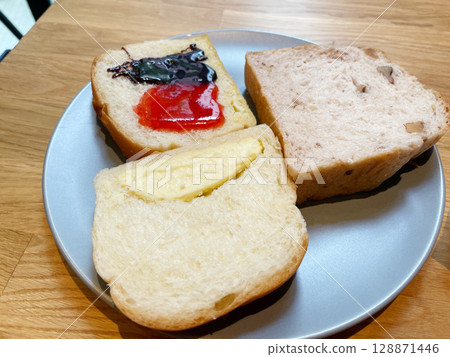 麵包（核桃麵包、牛奶蛋奶糊、果醬） 128871446