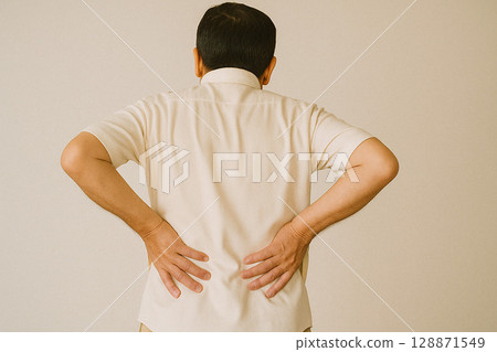 一名中年男子雙手叉腰，忍受疼痛 128871549